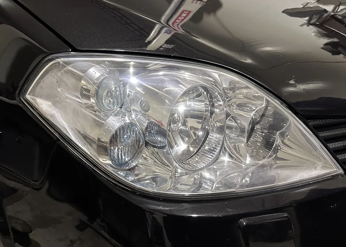 Kiillotettu ajovalo asennettuna autoon