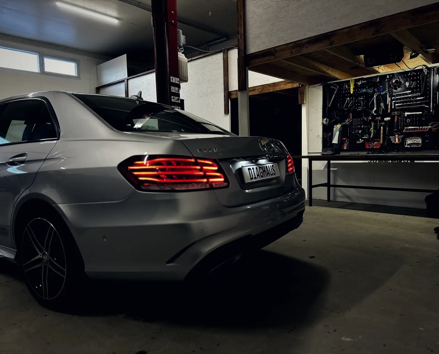 DiagHausin korjaamohalli, Mercedes-Benz E 220 ja tyopiste
