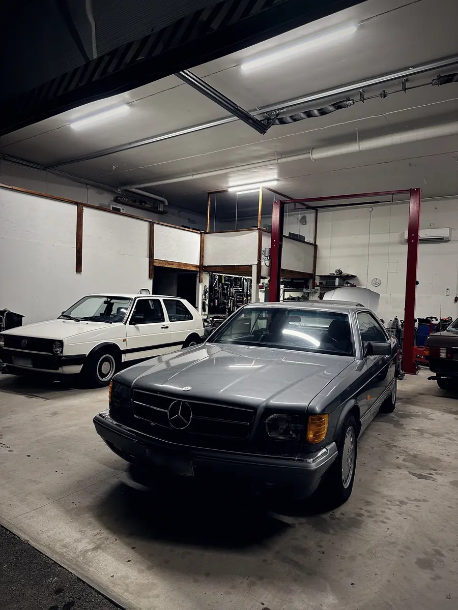 Klassinen Mercedes-Benz 126-sarjan coupe DiagHausin hallissa