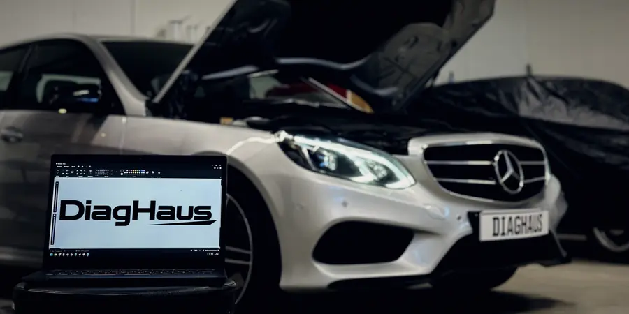 Mercedes-Benz E-sarja konepelti auki ja DiagHausin testeri kytkettyna